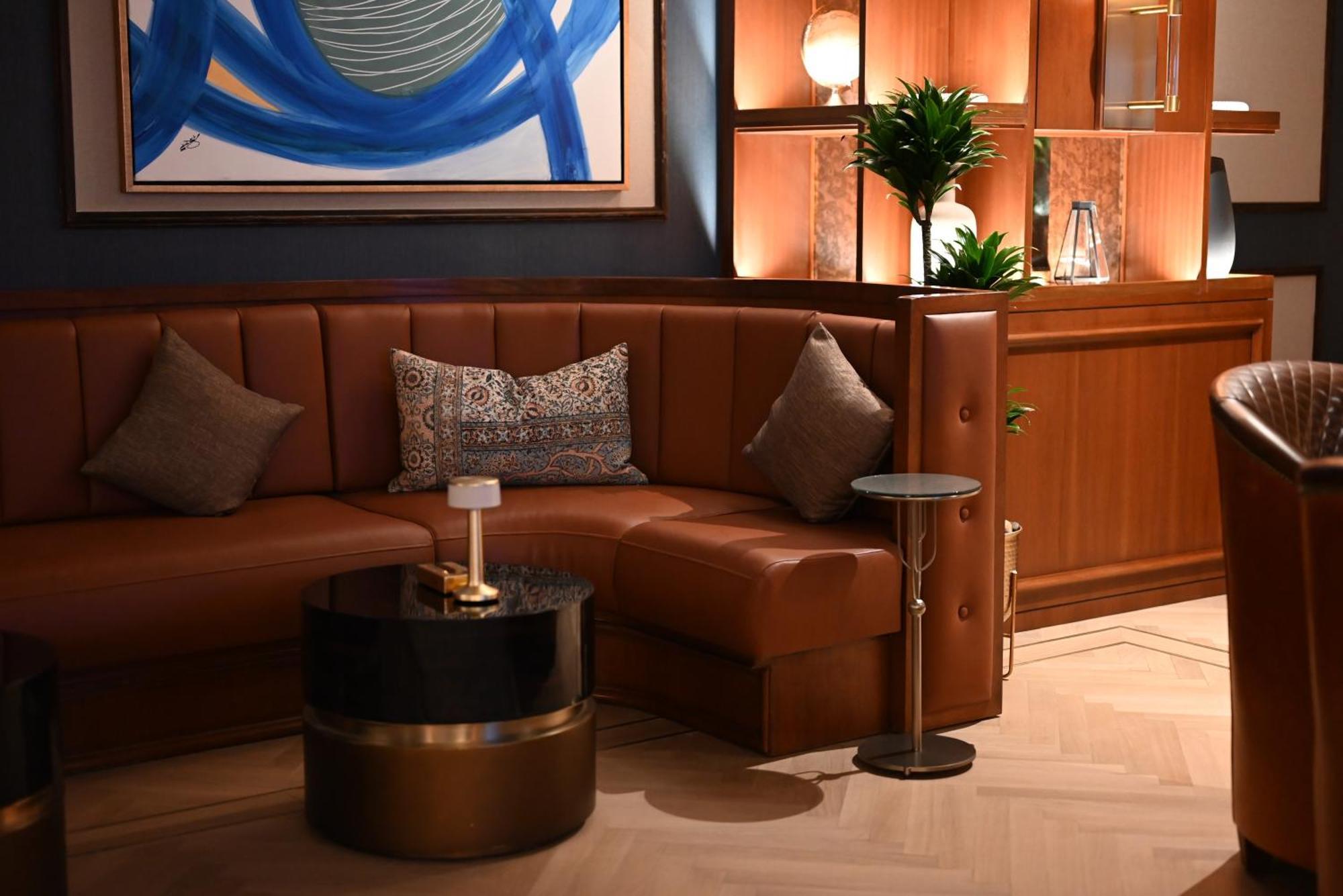 Mansard Riyadh, A Radisson Collection Hotel Eksteriør billede A leather sofa
