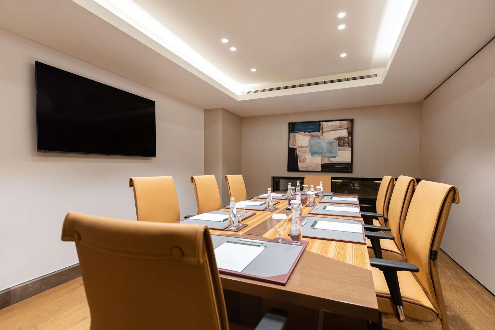 Mansard Riyadh, A Radisson Collection Hotel Eksteriør billede Meeting room at the hotel