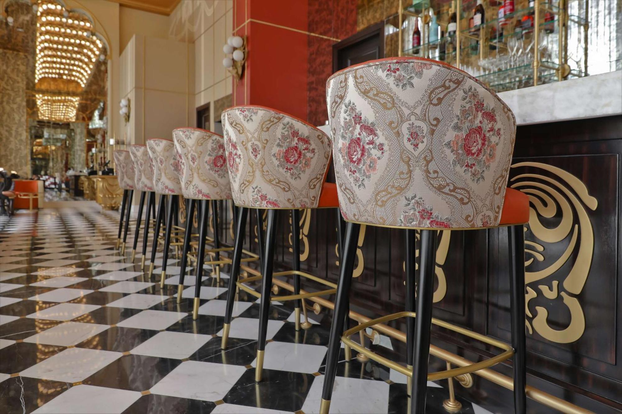 Mansard Riyadh, A Radisson Collection Hotel Eksteriør billede Bar stools