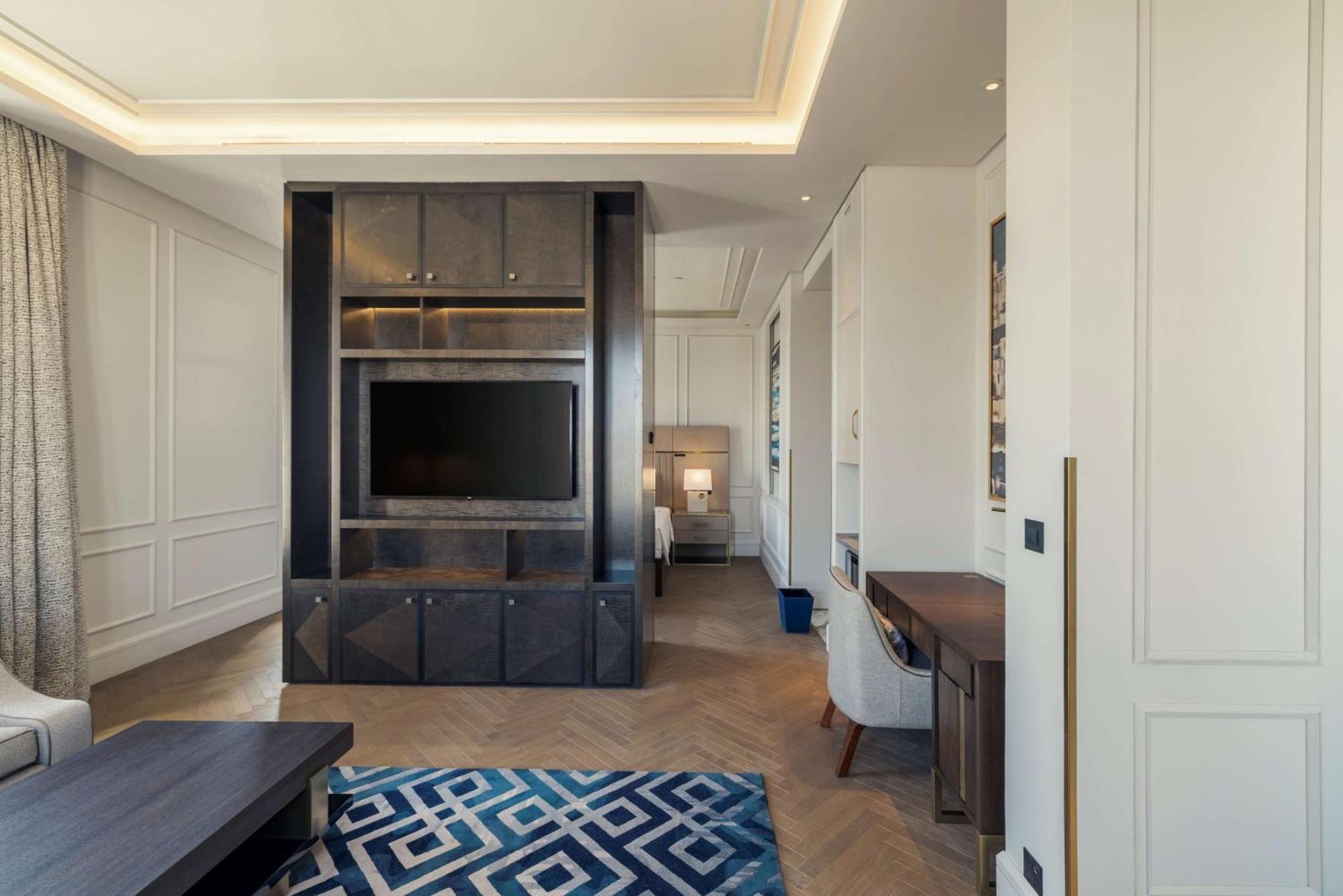 Mansard Riyadh, A Radisson Collection Hotel Eksteriør billede The interior of a suite at The Ivy Collection